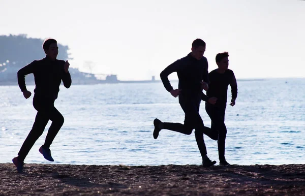 Lopend op het strand — Stockfoto