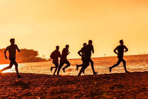 Löpning på stranden — Stockfoto