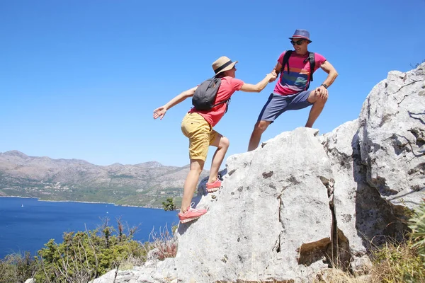 Jovem casal subindo na montanha — Fotografia de Stock