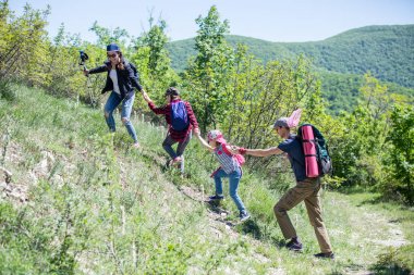 Ormanda güzel bir yol boyunca aile iki kızı ile seyahat