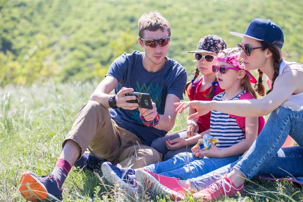 Familia Con Dos Niños Descansando Prado Una Caminata Por Las — Foto de Stock