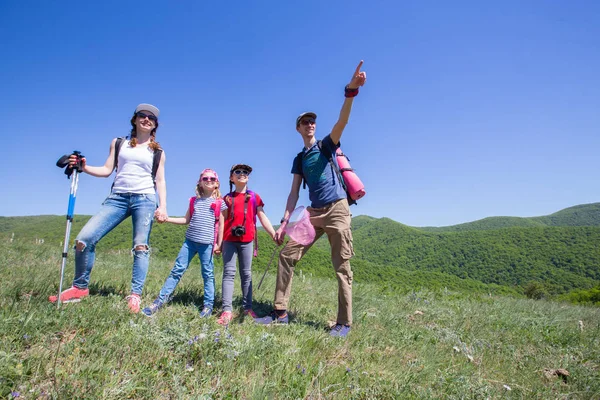 Portrait Une Famille Randonnée Travers Les Montagnes — Photo