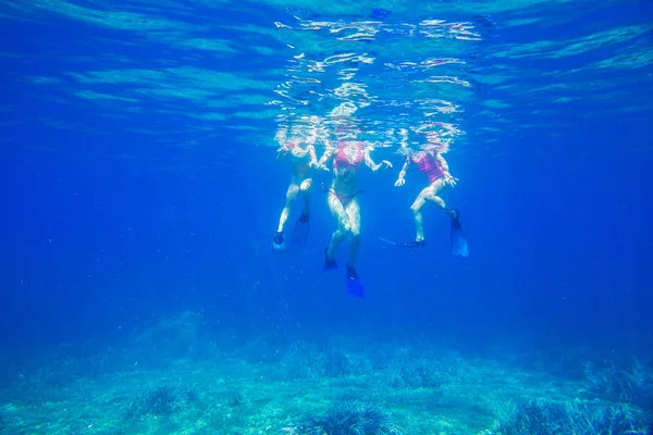 Familie Duiken Zee Vinnen Kijk Onder Het Water Onherkenbaar — Stockfoto