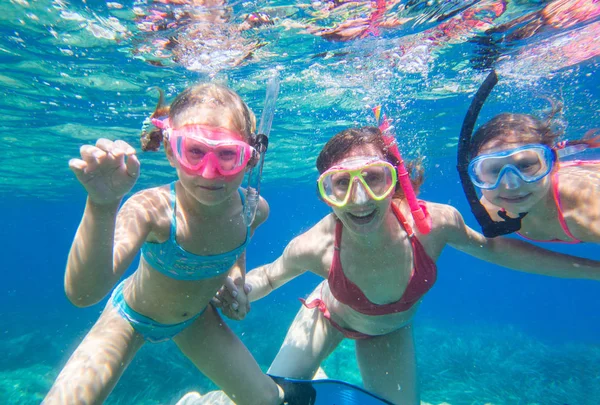 Retrato Uma Mãe Com Duas Filhas Jovens Mergulhando Mar Máscaras — Fotografia de Stock