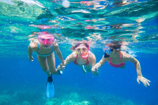 Retrato Uma Mãe Com Duas Filhas Jovens Mergulhando Mar Máscaras — Fotografia de Stock