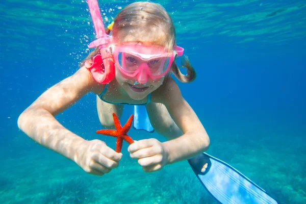 Portret Van Een Klein Meisje Duiken Zee Voor Een Zeester — Stockfoto