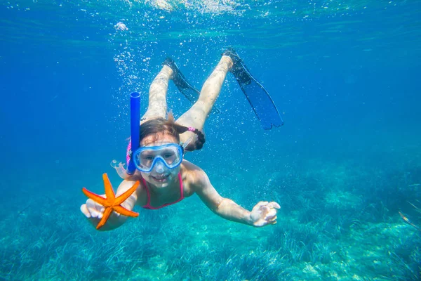 Portrait Little Girl Diving Sea Starfish — Stock Photo, Image