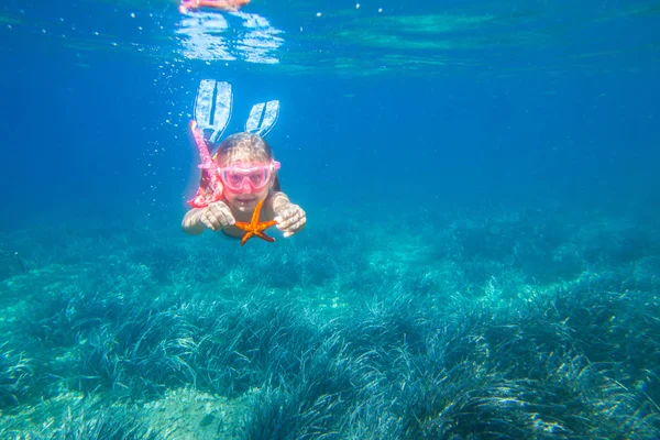 Retrato Uma Menina Mergulhando Mar Para Uma Estrela Mar — Fotografia de Stock