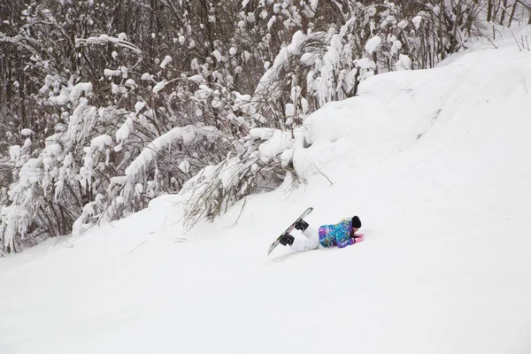 Fiatal Snowboardosok Tanulás Korcsolyázás Egy Síközpont — Stock Fotó