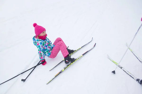 Sportief Klein Meisje Materiaal Een Skigebied — Stockfoto