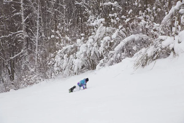 Fiatal Snowboardosok Tanulás Korcsolyázás Egy Síközpont — Stock Fotó