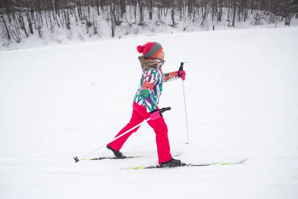 Kleine Skifahrerin — Stockfoto