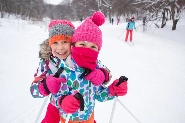 Kleine Skifahrerinnen — Stockfoto