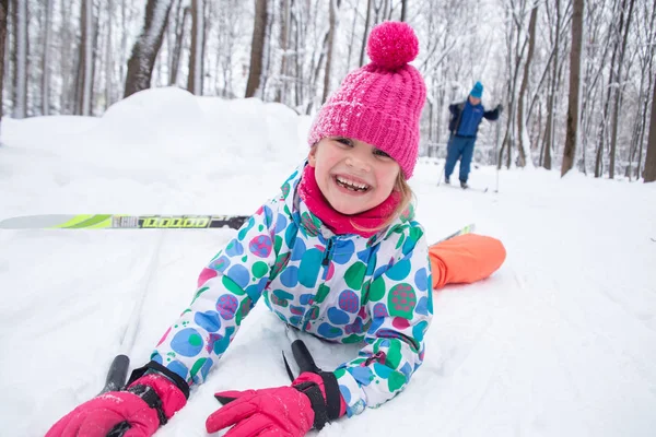 小さな女の子のスキーヤー — ストック写真