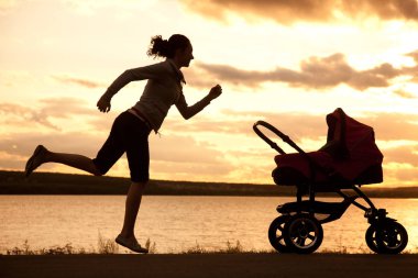 Anne ile bebek arabası