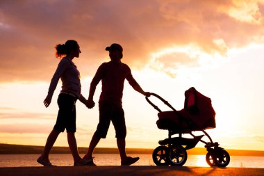 Sunset bulvarında yürürken mutlu bir aile
