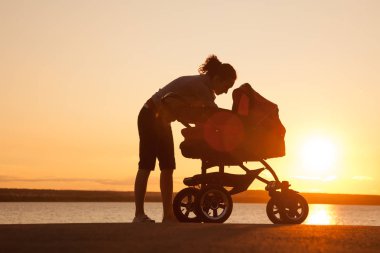 Anne ile bebek arabası