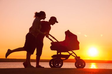 Sunset bulvarında yürürken mutlu bir aile