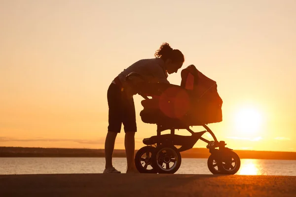 Madre con cochecito — Foto de Stock