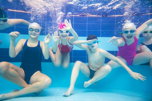 Kidsl im Pool — Stockfoto