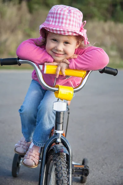 Flicka på cykel — Stockfoto