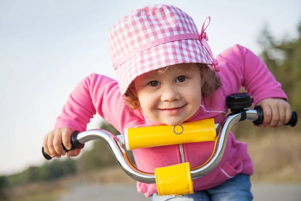 Flicka på cykel — Stockfoto