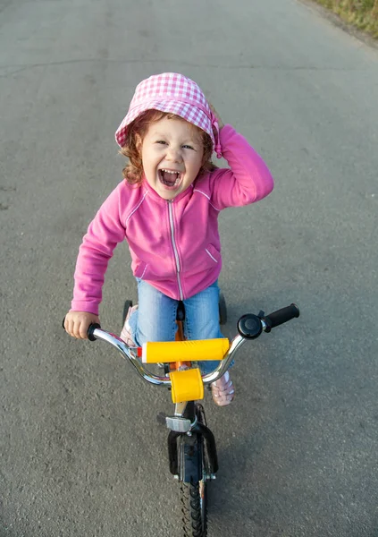 Flicka på cykel — Stockfoto