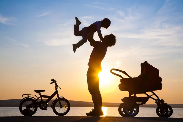 Lycklig far med barn på sunset — Stockfoto