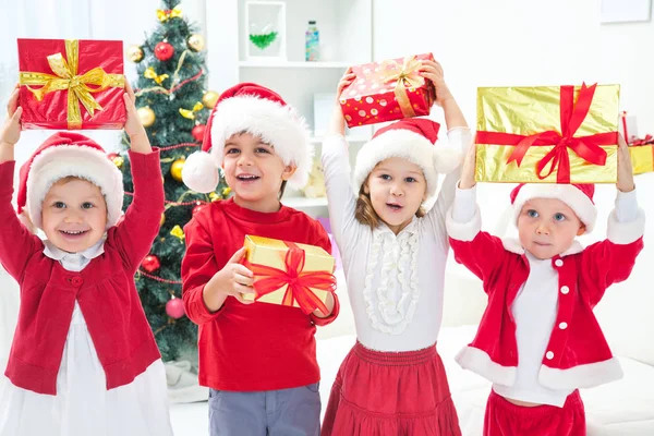 Crianças no Natal — Fotografia de Stock