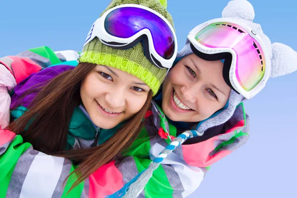 Girlfrieds em estância de esqui — Fotografia de Stock