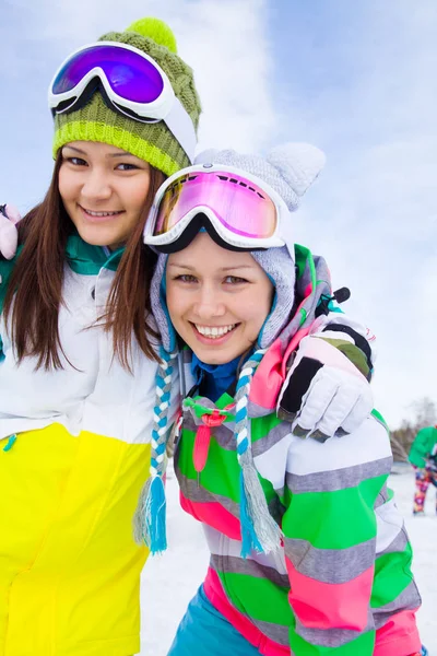 Girlfrieds nella stazione sciistica — Foto Stock