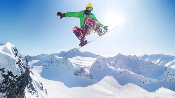 Сноубордист на горнолыжном курорте — стоковое фото