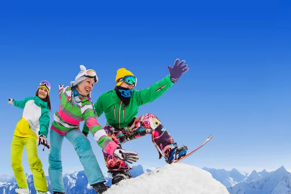 Kayak merkezindeki snowboardcuları arkadaş edinir — Stok fotoğraf