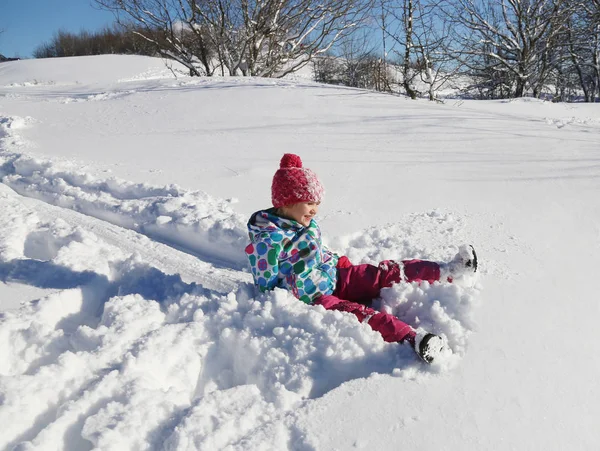 Çocuklar kış zamanında — Stok fotoğraf