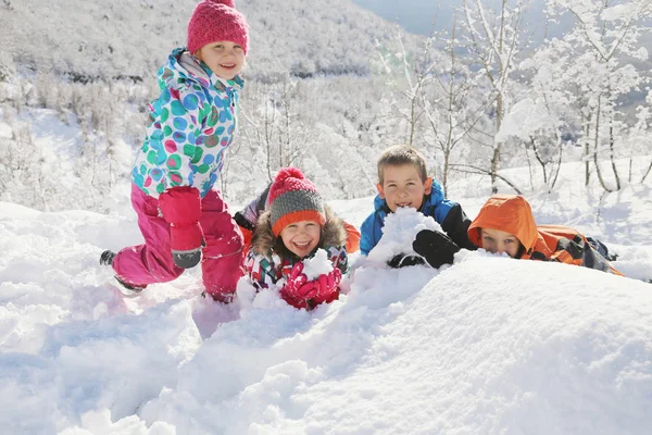 Τα παιδιά στη διάρκεια του χειμώνα — Φωτογραφία Αρχείου