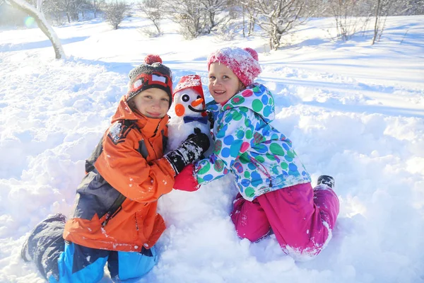 Niños en invierno —  Fotos de Stock