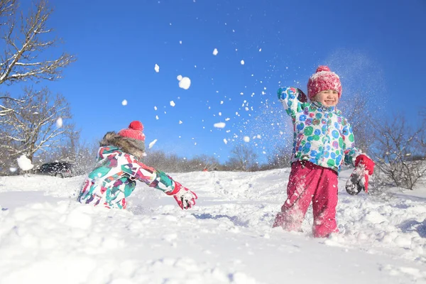 Kinder im Winter — Stockfoto