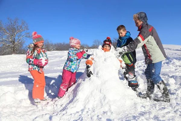 Kinderen in de winter — Stockfoto