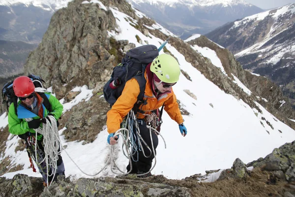 Karlı dağlarda alpinizm — Stok fotoğraf