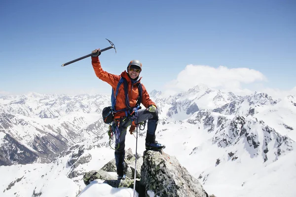 Альпинизм в снежных горах — стоковое фото