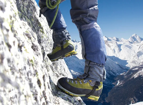 Alpinism in the snowy mountains — Stock Photo, Image