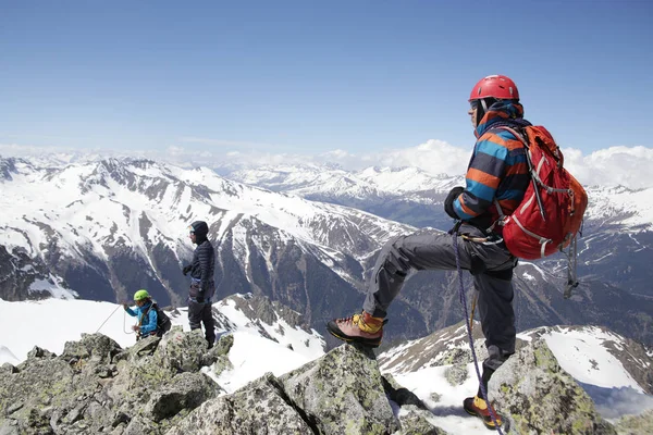 Karlı dağlarda alpinizm — Stok fotoğraf