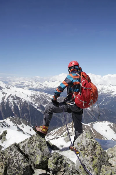 Alpinism in the snowy mountains — Stock Photo, Image