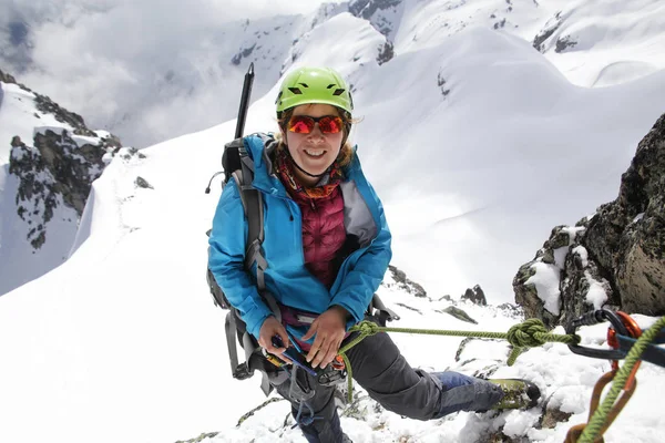 Alpinismo nas montanhas nevadas — Fotografia de Stock