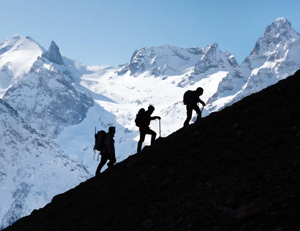 Karlı dağlarda alpinizm — Stok fotoğraf