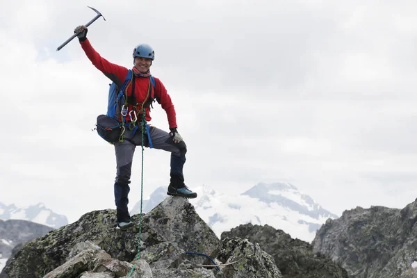 Alpinisme dans les montagnes enneigées — Photo