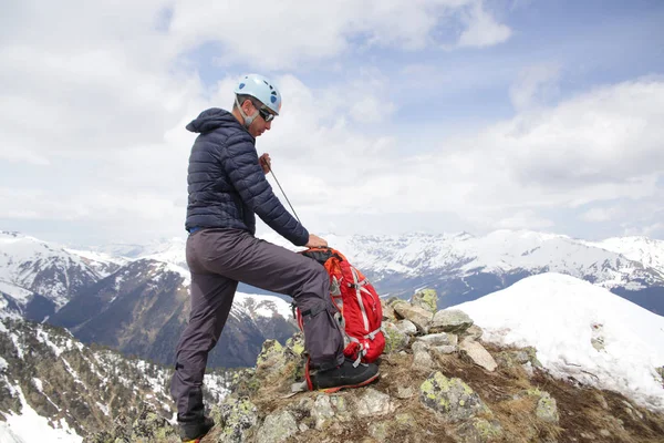 Karlı dağlarda alpinizm — Stok fotoğraf