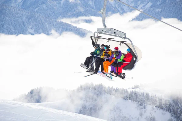 Stoeltjeslift op een ski-oord — Stockfoto