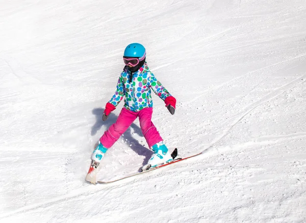 Klein meisje in skigebied — Stockfoto