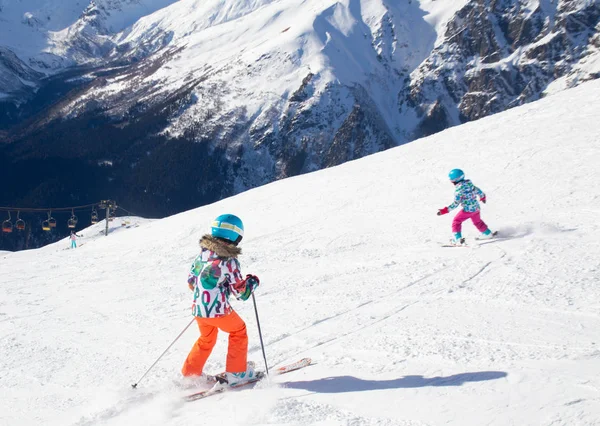 Familie in het skigebied — Stockfoto